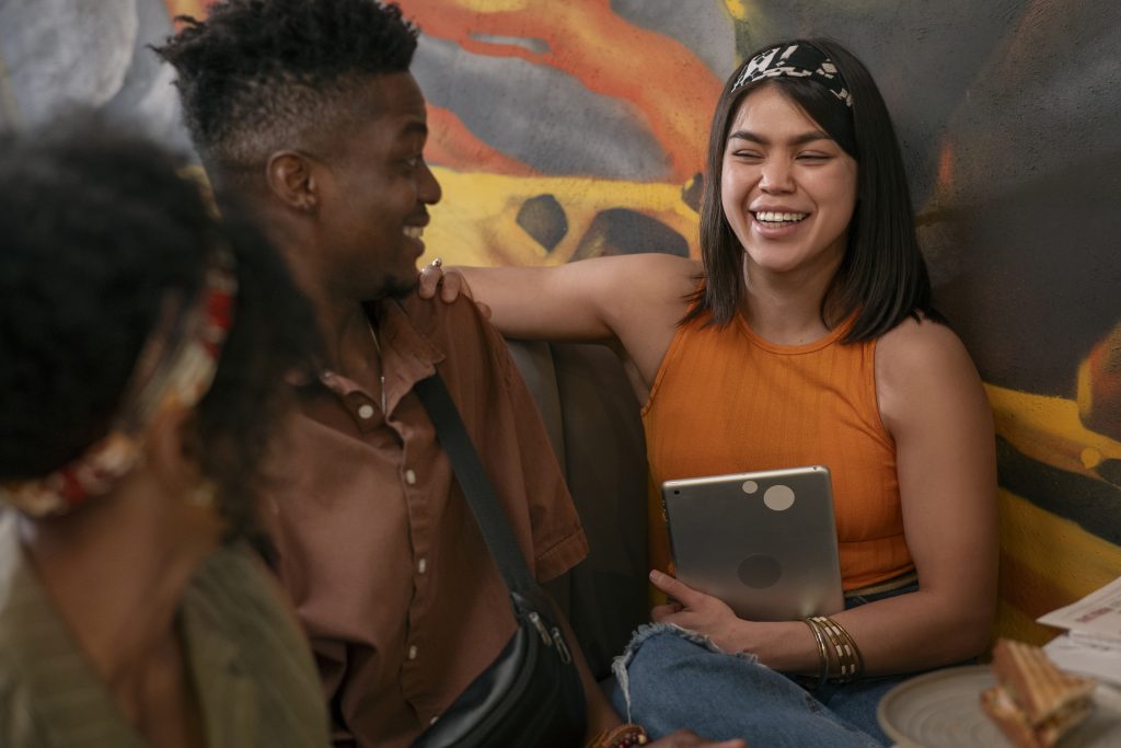 singles share a moment at the tech event